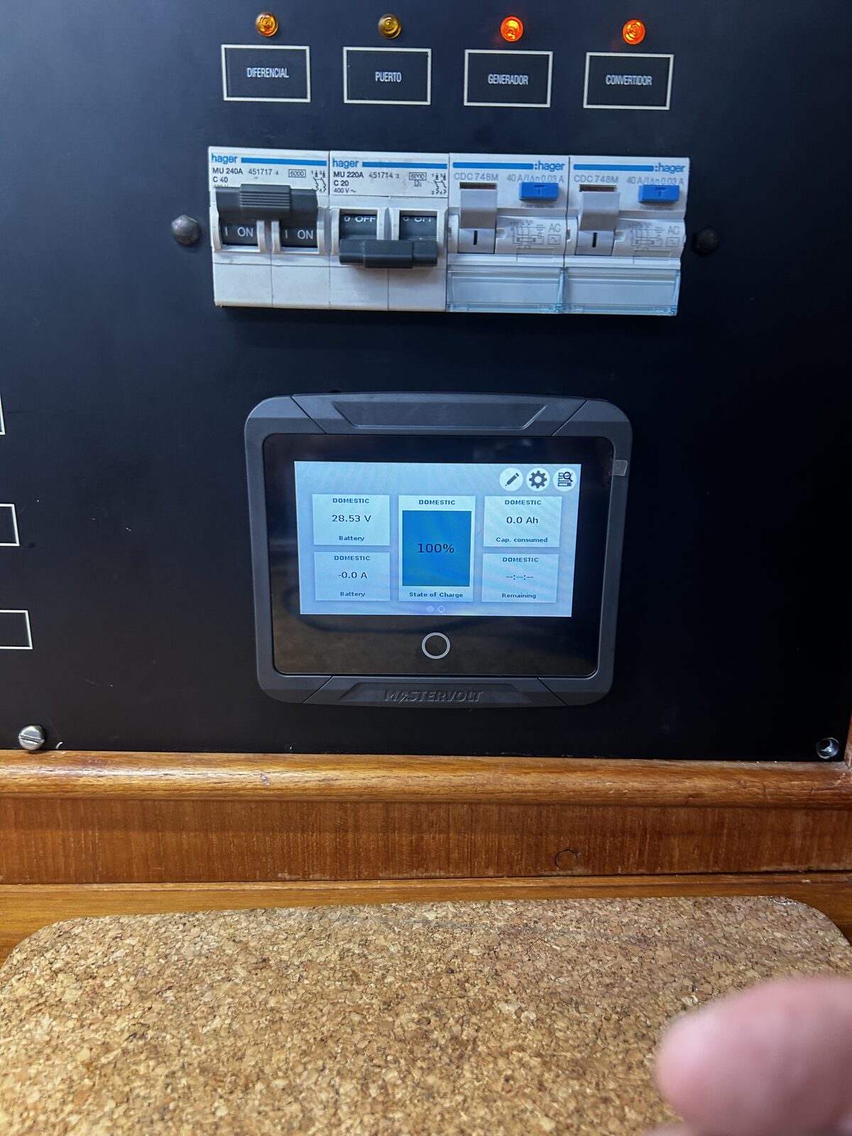The Mastervolt EasyView5 battery monitor display aboard Gran Blau