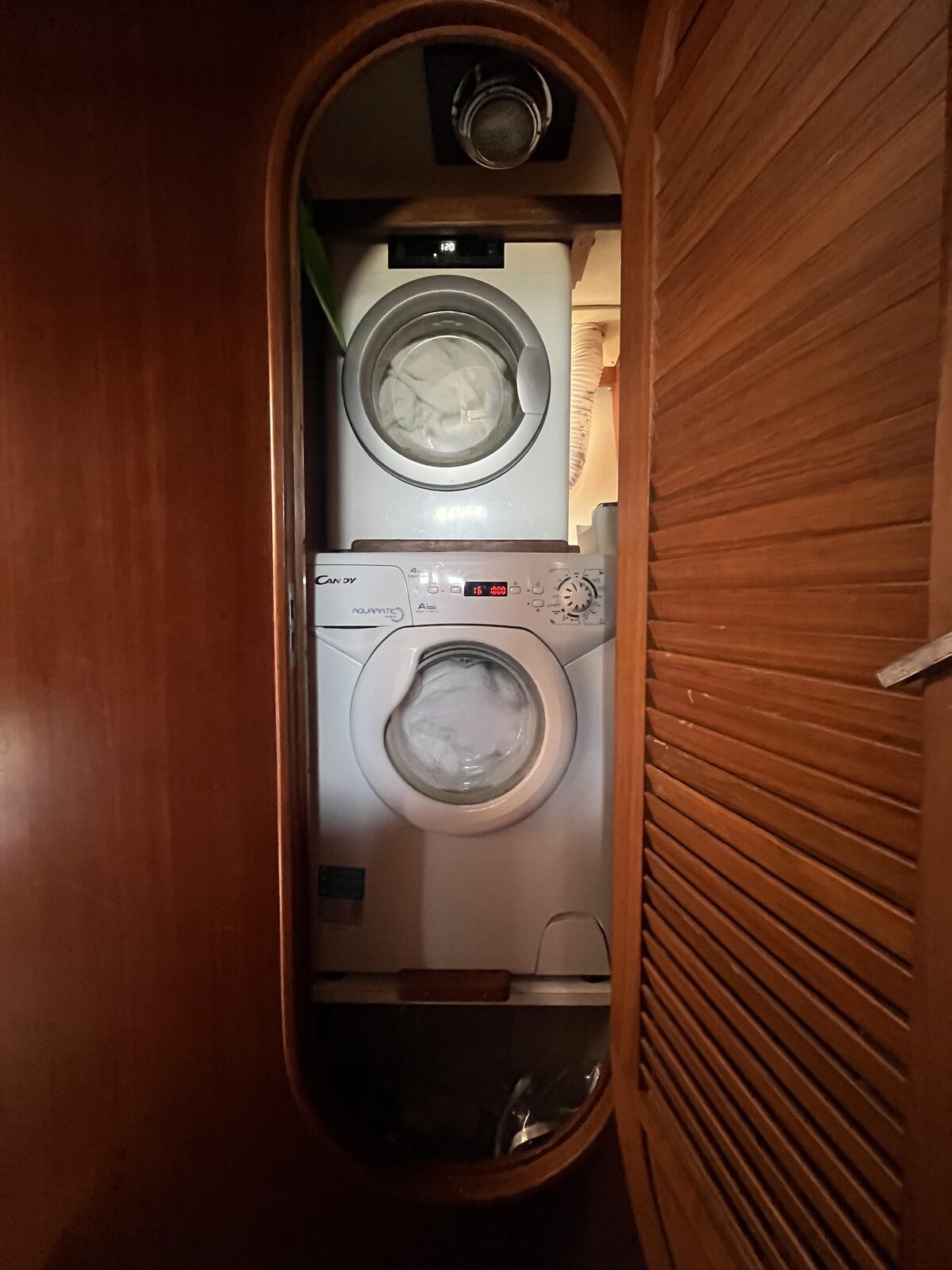 The washing machine and dryer fitted aboard Gran Blau