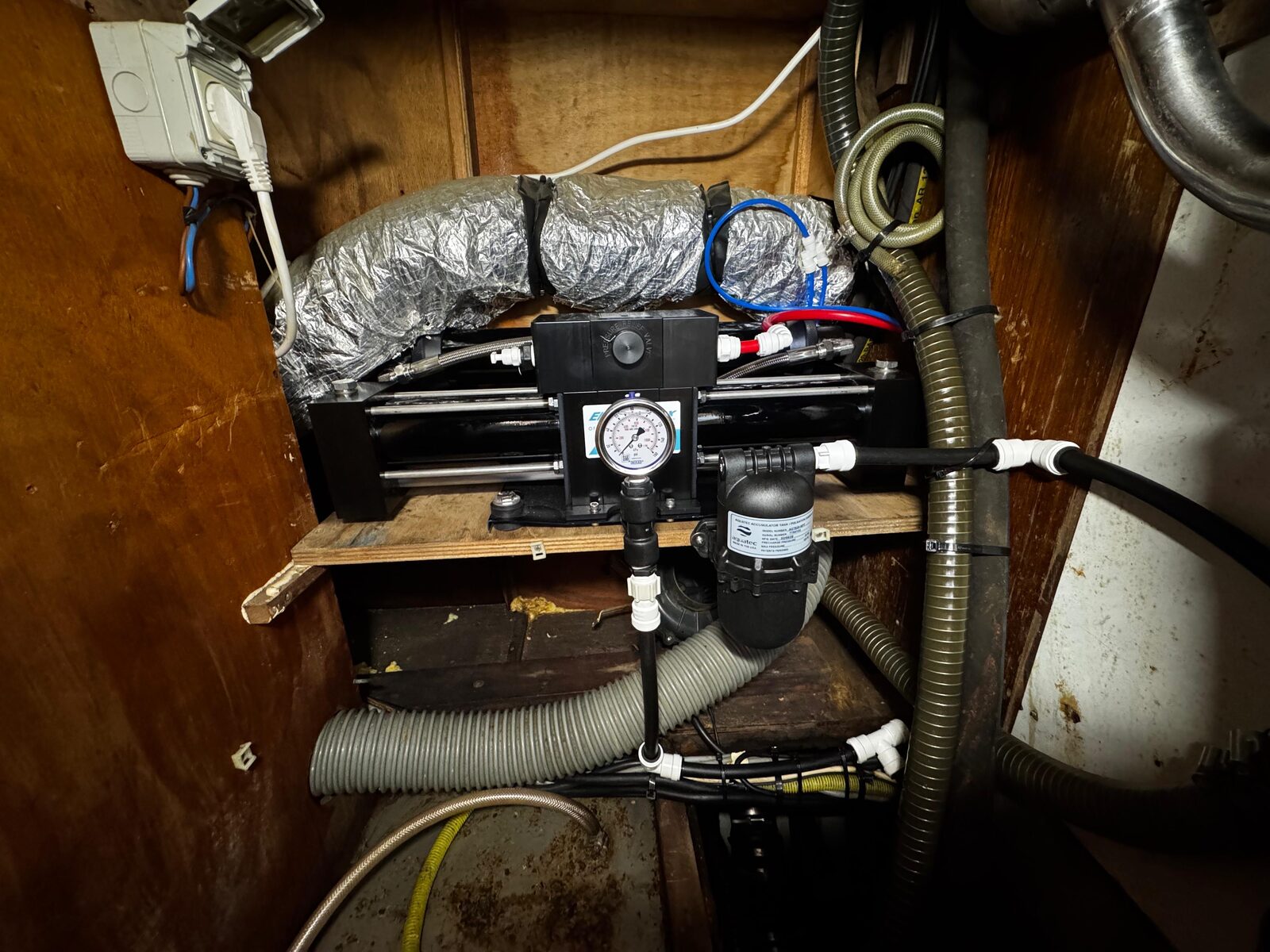 Pressure gauge and Aquatec accumulator tank fitted downstream of the SolarMaax unit