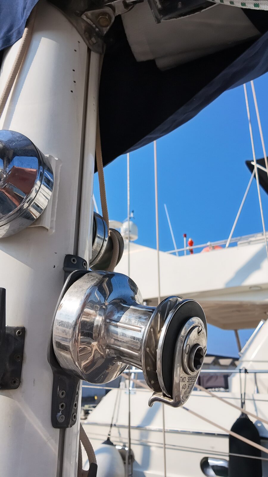 A Lewmar Two Speed 44 ST winch at the main mast aboard Gran Blau