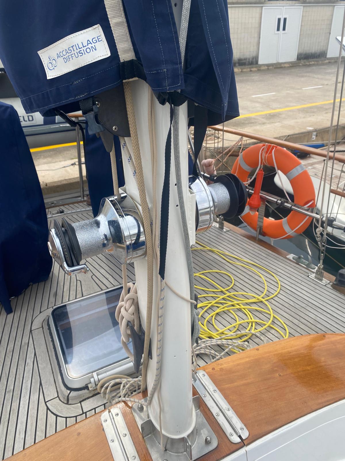 The two Lewmar winches at the mizzen mast aboard Gran Blau